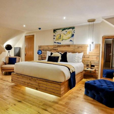 The Sleeping Dog Room At The Grumpy Schnauzer Bnb Huge Room, Luxe Suite, Private Hot Tub, Breakfast, Gym, Games Room, Farm Stay, Amazing Airdrie Eksteriør bilde