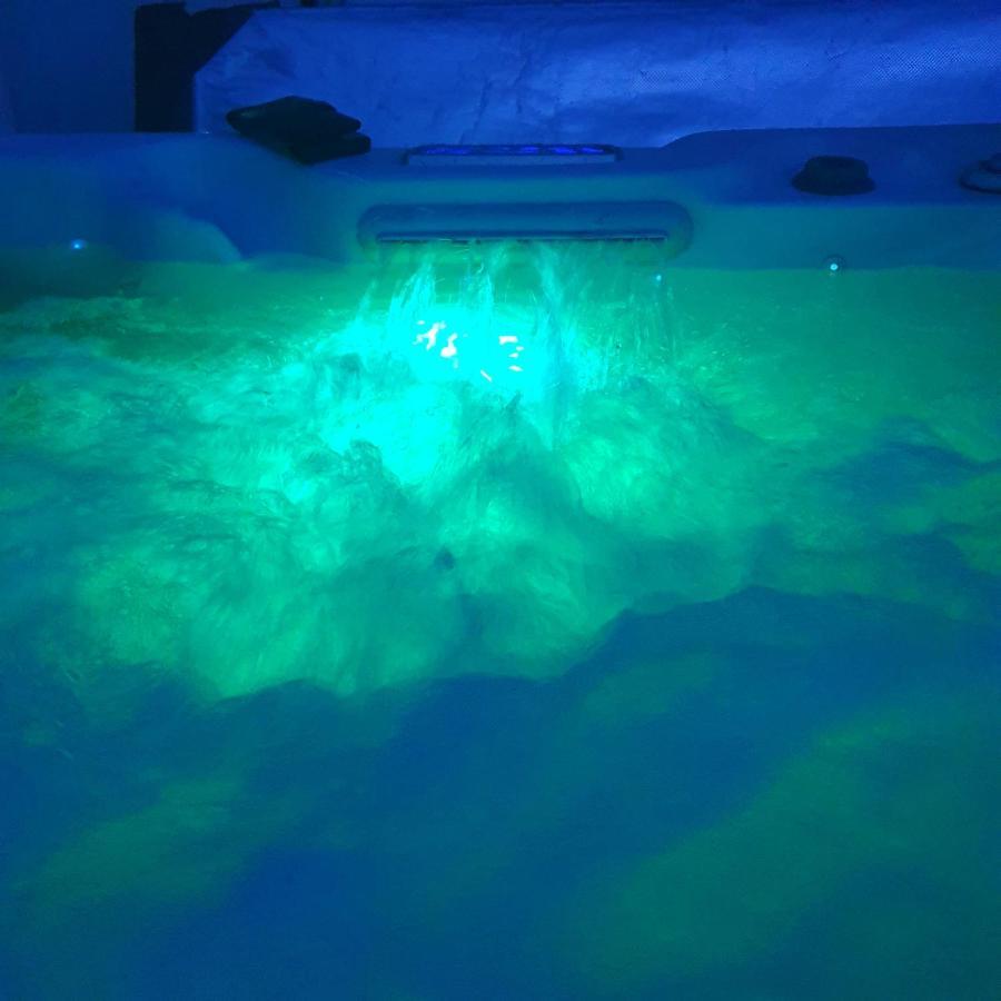 The Sleeping Dog Room At The Grumpy Schnauzer Bnb Huge Room, Luxe Suite, Private Hot Tub, Breakfast, Gym, Games Room, Farm Stay, Amazing Airdrie Eksteriør bilde