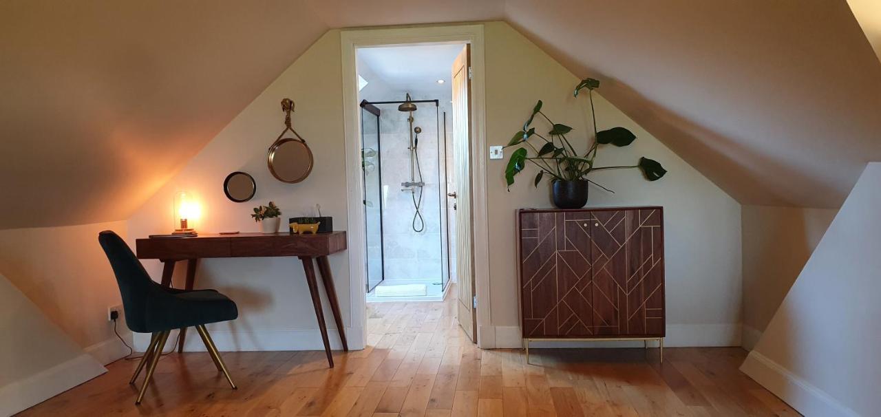 The Sleeping Dog Room At The Grumpy Schnauzer Bnb Huge Room, Luxe Suite, Private Hot Tub, Breakfast, Gym, Games Room, Farm Stay, Amazing Airdrie Eksteriør bilde