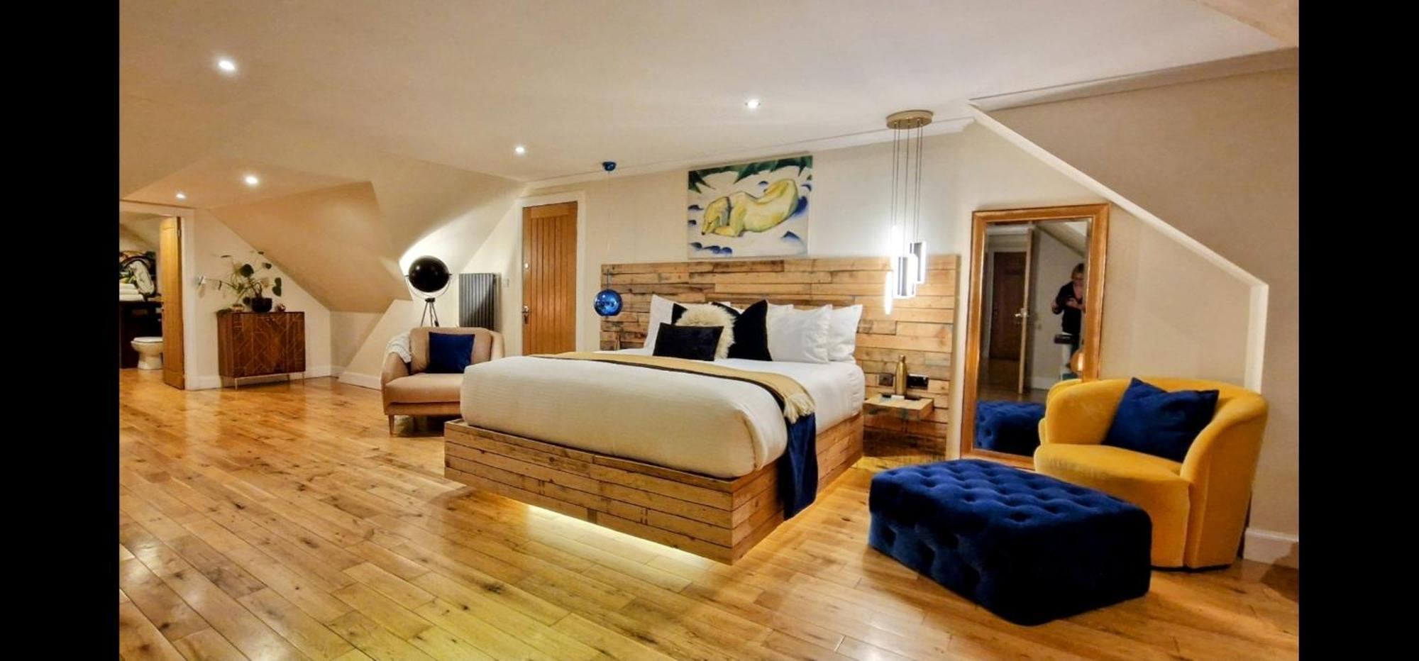 The Sleeping Dog Room At The Grumpy Schnauzer Bnb Huge Room, Luxe Suite, Private Hot Tub, Breakfast, Gym, Games Room, Farm Stay, Amazing Airdrie Eksteriør bilde