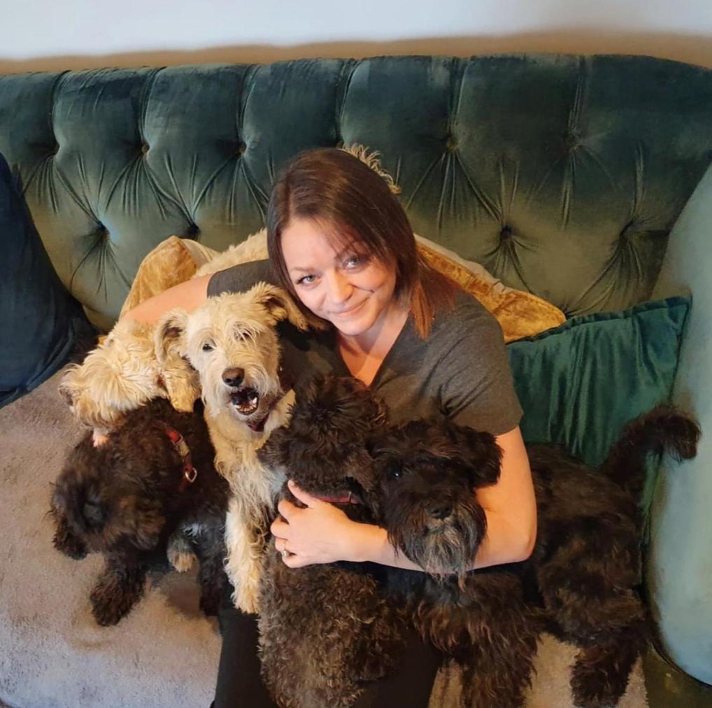 The Sleeping Dog Room At The Grumpy Schnauzer Bnb Huge Room, Luxe Suite, Private Hot Tub, Breakfast, Gym, Games Room, Farm Stay, Amazing Airdrie Rom bilde